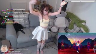 CUTE TWITCH STREAMER GIRL DANCING TO SHAKIRA (SHYPHOEBE)