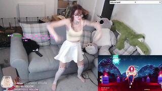 CUTE TWITCH STREAMER GIRL DANCING TO SHAKIRA (SHYPHOEBE)