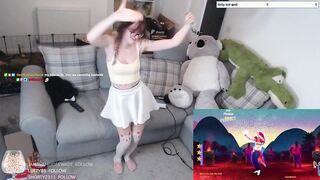 CUTE TWITCH STREAMER GIRL DANCING TO SHAKIRA (SHYPHOEBE)