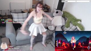 CUTE TWITCH STREAMER GIRL DANCING TO SHAKIRA (SHYPHOEBE)