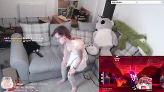 CUTE TWITCH STREAMER GIRL DANCING TO SHAKIRA (SHYPHOEBE)