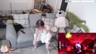 CUTE TWITCH STREAMER GIRL DANCING TO SHAKIRA (SHYPHOEBE)