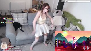 CUTE TWITCH STREAMER GIRL DANCING TO SHAKIRA (SHYPHOEBE)