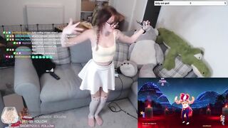 CUTE TWITCH STREAMER GIRL DANCING TO SHAKIRA (SHYPHOEBE)