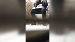 Toilet Spy piss pregnant