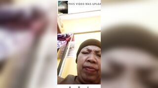 Mak Haji Isnah Paling Ganas Sekelurahan Jarang Pake Celana