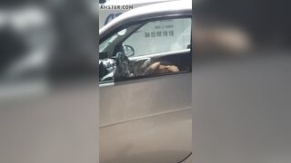 Il se fait sucer par une pute dans sa voiture