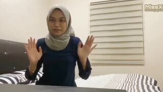 Melayu berbaju biru, bertudung kelabu!