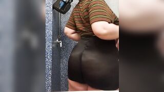 Thicc College Girl Twerks in Spandex in Dorm Bathroom