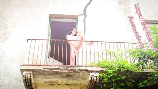 Italy – big abandoned house – balcony show