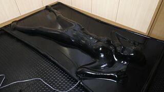 【latex】着ぐるみバキュームベッド拘束【個人撮影】