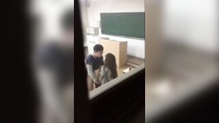 某中学老师”和“美女”学生的教室门