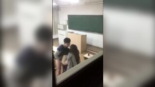 某中学老师”和“美女”学生的教室门