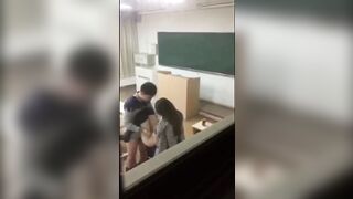 某中学老师”和“美女”学生的教室门