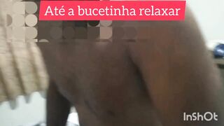 Primeira enfiada do negão, foi la no fundo da bucetinha da mulher do corno