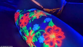 The Art of Glow! Perfect Body Glowing In The Dark