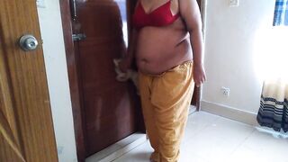 Tamil naukrani ghar ki safai karate hai jabki malik ka beta ata hai aur uski mast chudai (Desi sexy maid rough fuck)