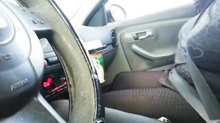 Stepdaughter in black leggings makes her stepdad cum in 30 seconds on her hands in the car