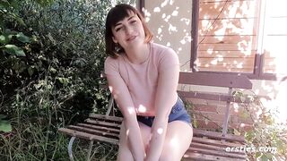 Ersties - Die Australierin Lucy Q. masturbiert vor ihrem Schlafzimmerfenster