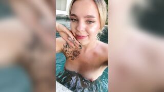 BLONDE JERKING OFF IN THE POOL AND CUMMING